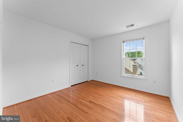 8952 KENILWORTH DR, Burke, VA 22015