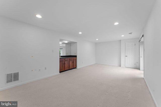 8952 KENILWORTH DR, Burke, VA 22015