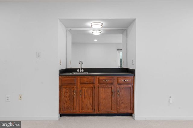8952 KENILWORTH DR, Burke, VA 22015
