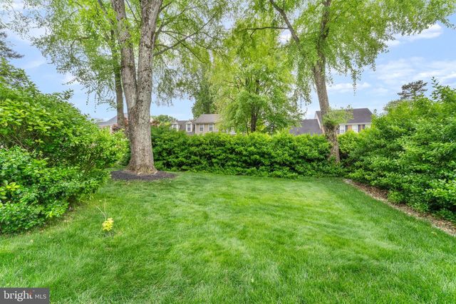 8952 KENILWORTH DR, Burke, VA 22015