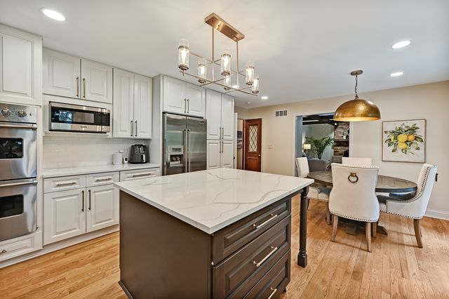 5 Regent Court, Burr Ridge, IL 60527