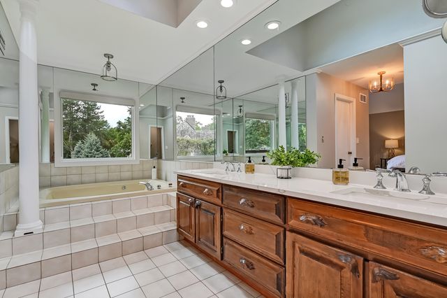 5 Regent Court, Burr Ridge, IL 60527