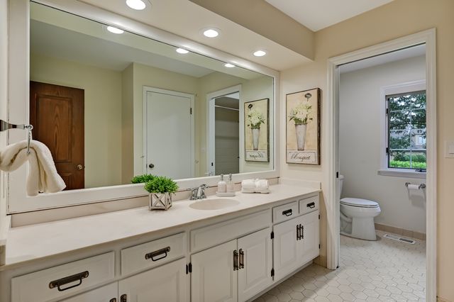 5 Regent Court, Burr Ridge, IL 60527