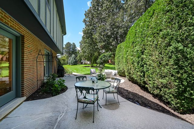 5 Regent Court, Burr Ridge, IL 60527