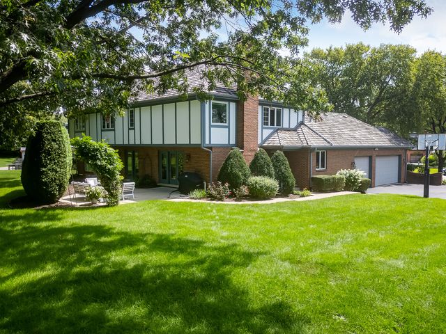 5 Regent Court, Burr Ridge, IL 60527