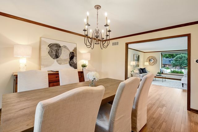5 Regent Court, Burr Ridge, IL 60527