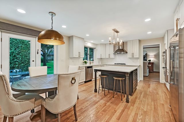5 Regent Court, Burr Ridge, IL 60527