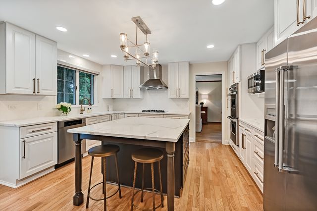 5 Regent Court, Burr Ridge, IL 60527