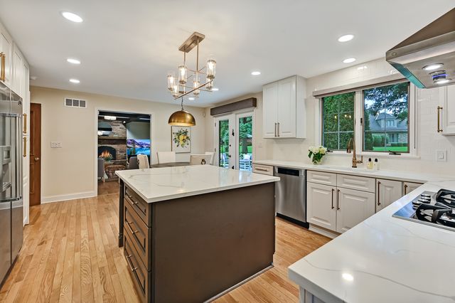 5 Regent Court, Burr Ridge, IL 60527