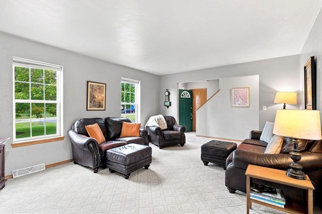 542 HIGHLAND MEADOW TRAIL, Pulaski, WI 54162