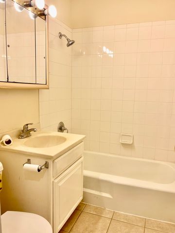 706 E Algonquin Road 204, Arlington Heights, IL 60005