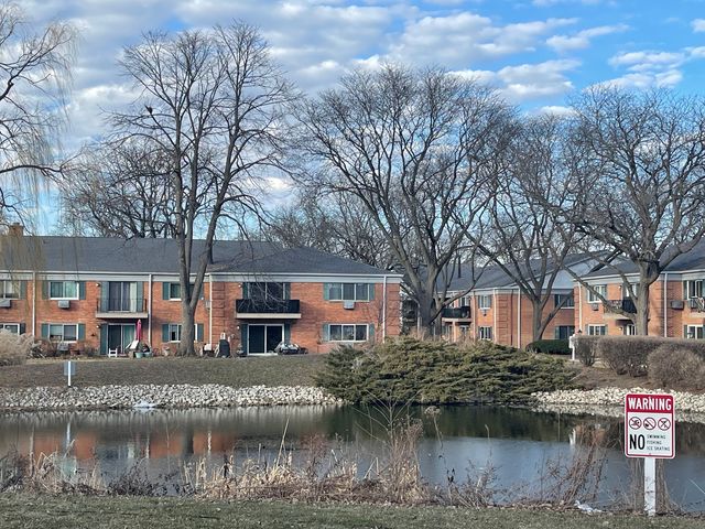 706 E Algonquin Road 204, Arlington Heights, IL 60005