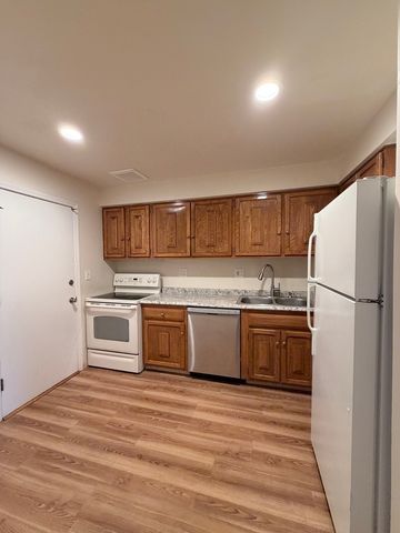 706 E Algonquin Road 204, Arlington Heights, IL 60005