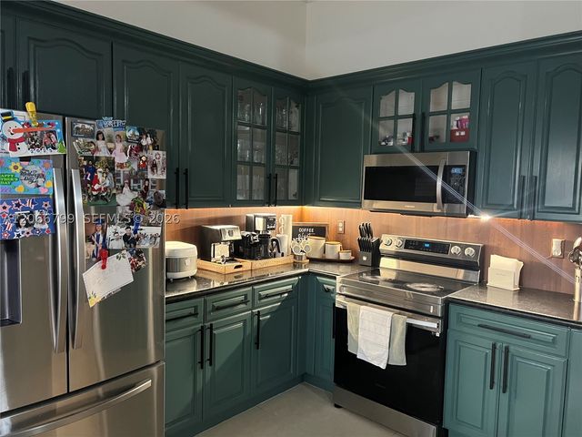 8208 SW 166th Pl, Miami, FL 33193