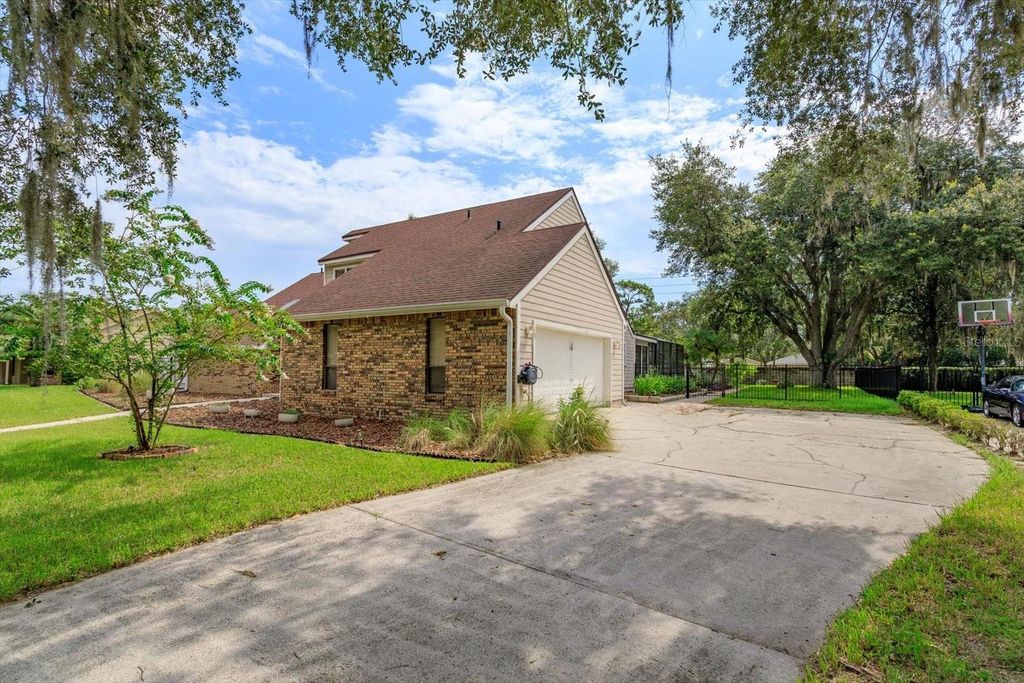 Image 4 of property listing at 4951 COURTLAND LOOP, Winter Springs, FL 32708