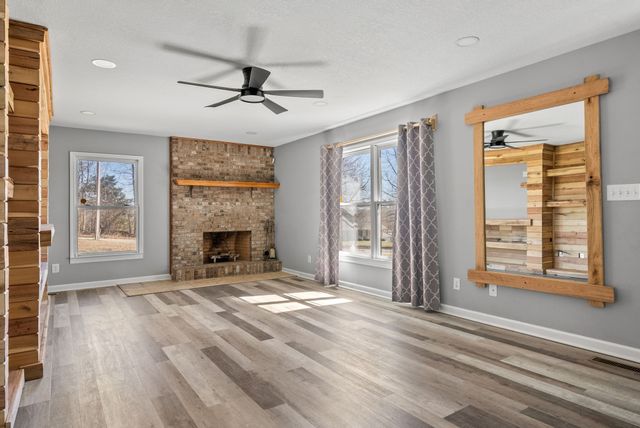 928 Red Bird Ln, Cumberland Furnace, TN 37051