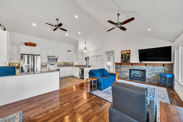 306 Cove Point TRL, Moneta, VA 24121