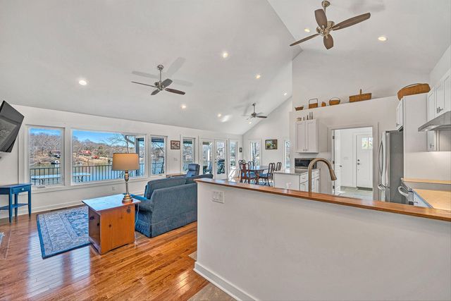 306 Cove Point TRL, Moneta, VA 24121