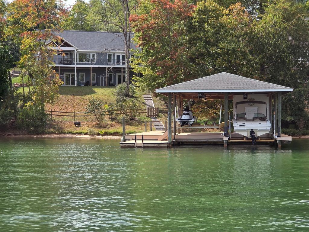 306 Cove Point TRL, Moneta, VA 24121