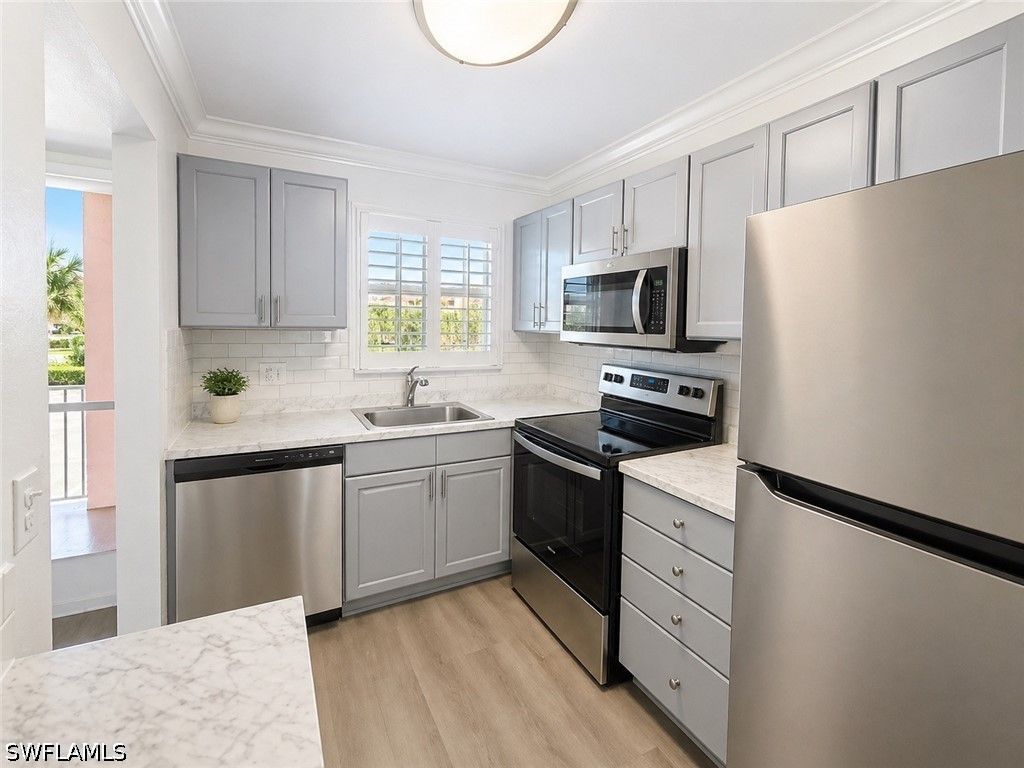 225 Turtle Lake CT 210, Naples, FL 34105