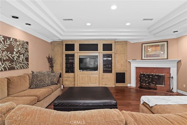 23051 Oxnard Street, Woodland Hills, CA 91367