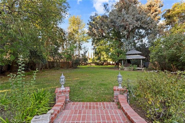 23051 Oxnard Street, Woodland Hills, CA 91367