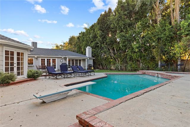 23051 Oxnard Street, Woodland Hills, CA 91367