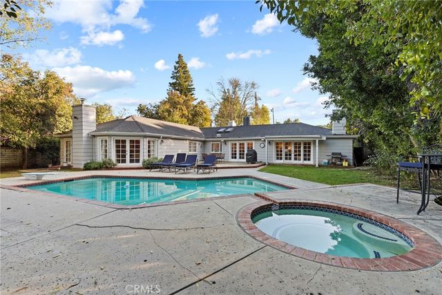 23051 Oxnard Street, Woodland Hills, CA 91367