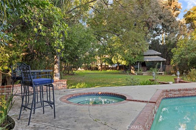 23051 Oxnard Street, Woodland Hills, CA 91367