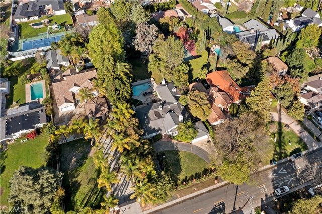 23051 Oxnard Street, Woodland Hills, CA 91367