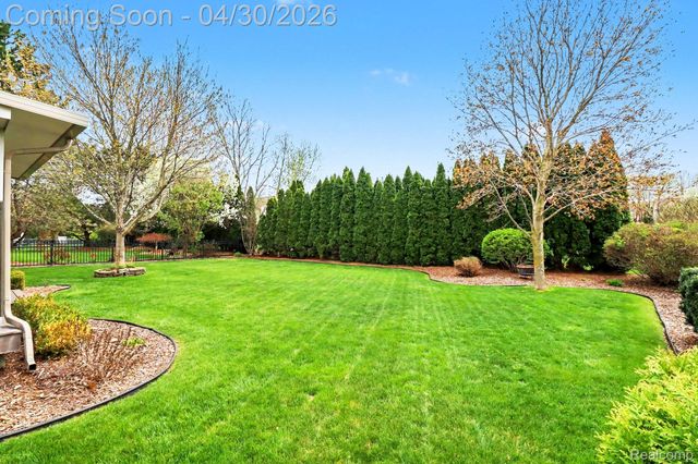 6883 Essex Court, Waterford Charter Township, MI 48327