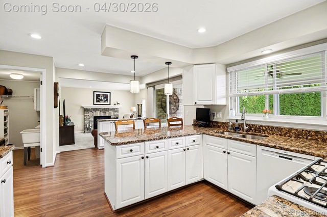 6883 Essex Court, Waterford Charter Township, MI 48327