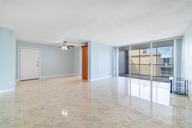 942 NE 199th St 401, Miami, FL 33179