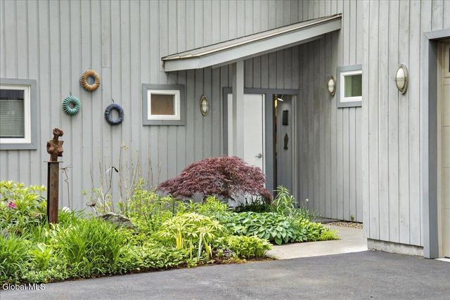 17 Ten Springs Drive, Saratoga Springs, NY 12866