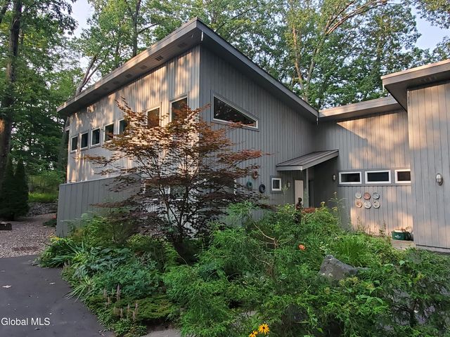 17 Ten Springs Drive, Saratoga Springs, NY 12866