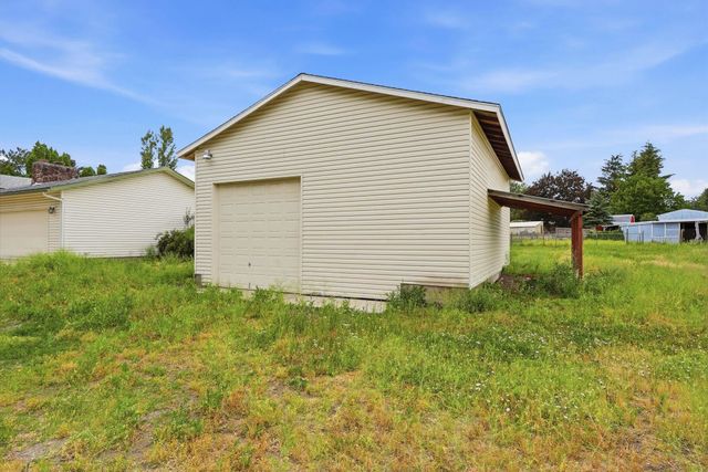 414 S Henry Rd, Greenacres, WA 99016