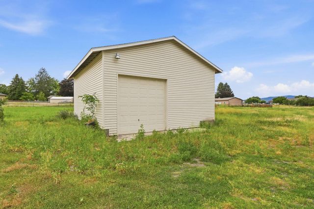 414 S Henry Rd, Greenacres, WA 99016