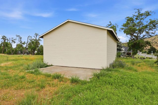 414 S Henry Rd, Greenacres, WA 99016