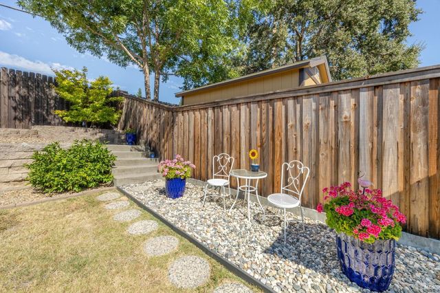 587 Greenwood Dr, Vacaville, CA 95687