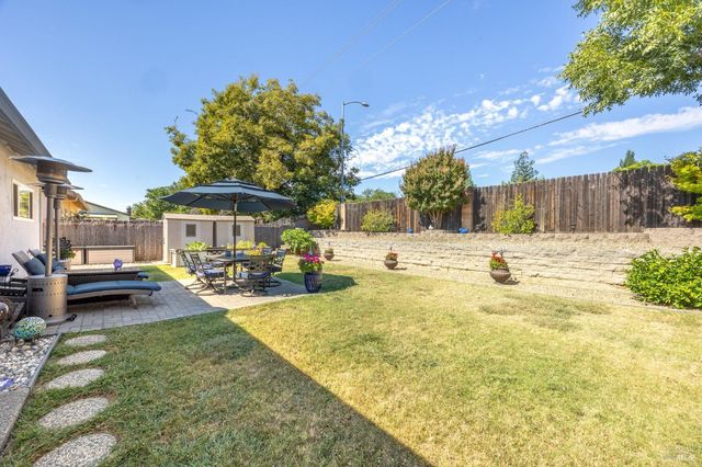587 Greenwood Dr, Vacaville, CA 95687