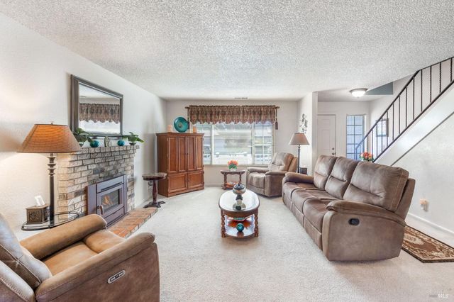 587 Greenwood Dr, Vacaville, CA 95687