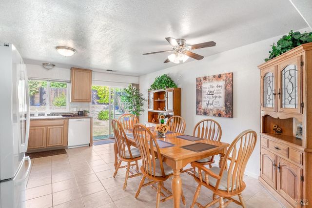 587 Greenwood Dr, Vacaville, CA 95687