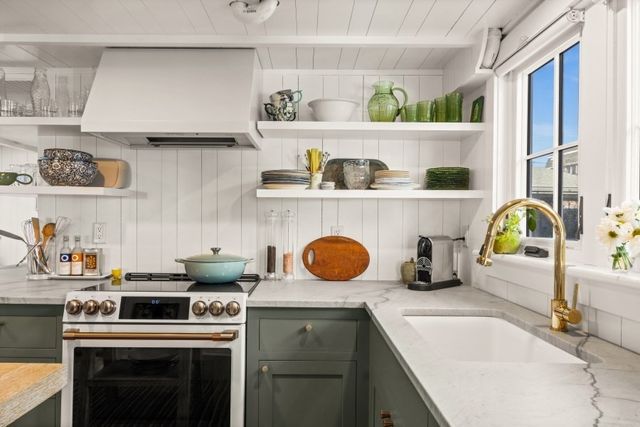 33 Ocean Ave, Oak Bluffs, MA 02557