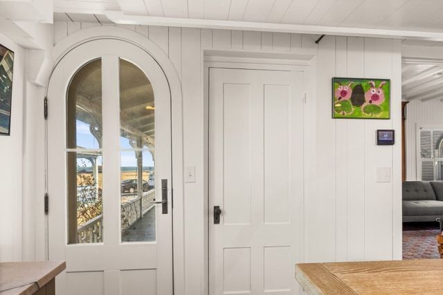 33 Ocean Ave, Oak Bluffs, MA 02557