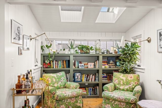 33 Ocean Ave, Oak Bluffs, MA 02557