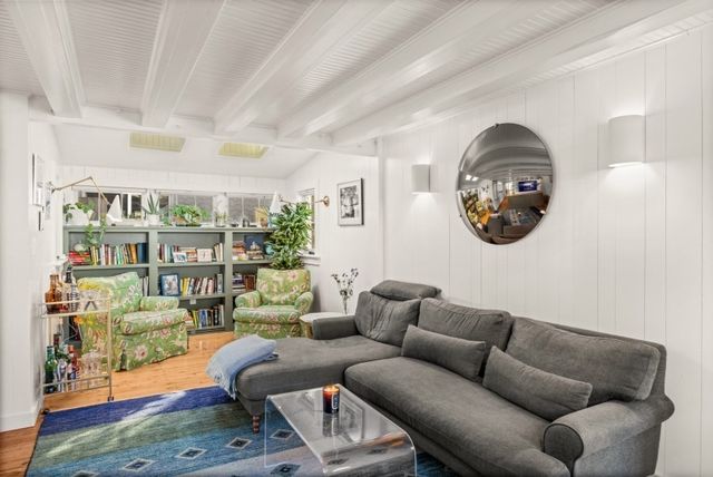 33 Ocean Ave, Oak Bluffs, MA 02557