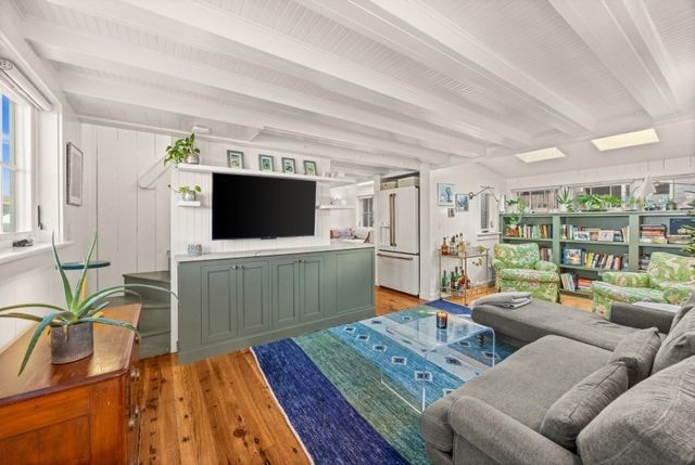 33 Ocean Ave, Oak Bluffs, MA 02557