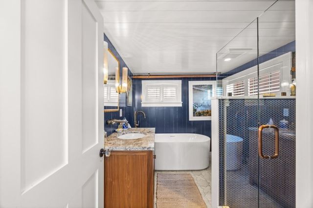 33 Ocean Ave, Oak Bluffs, MA 02557