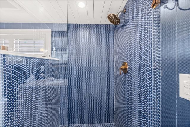 33 Ocean Ave, Oak Bluffs, MA 02557