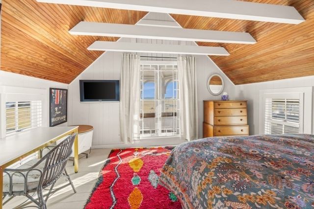 33 Ocean Ave, Oak Bluffs, MA 02557